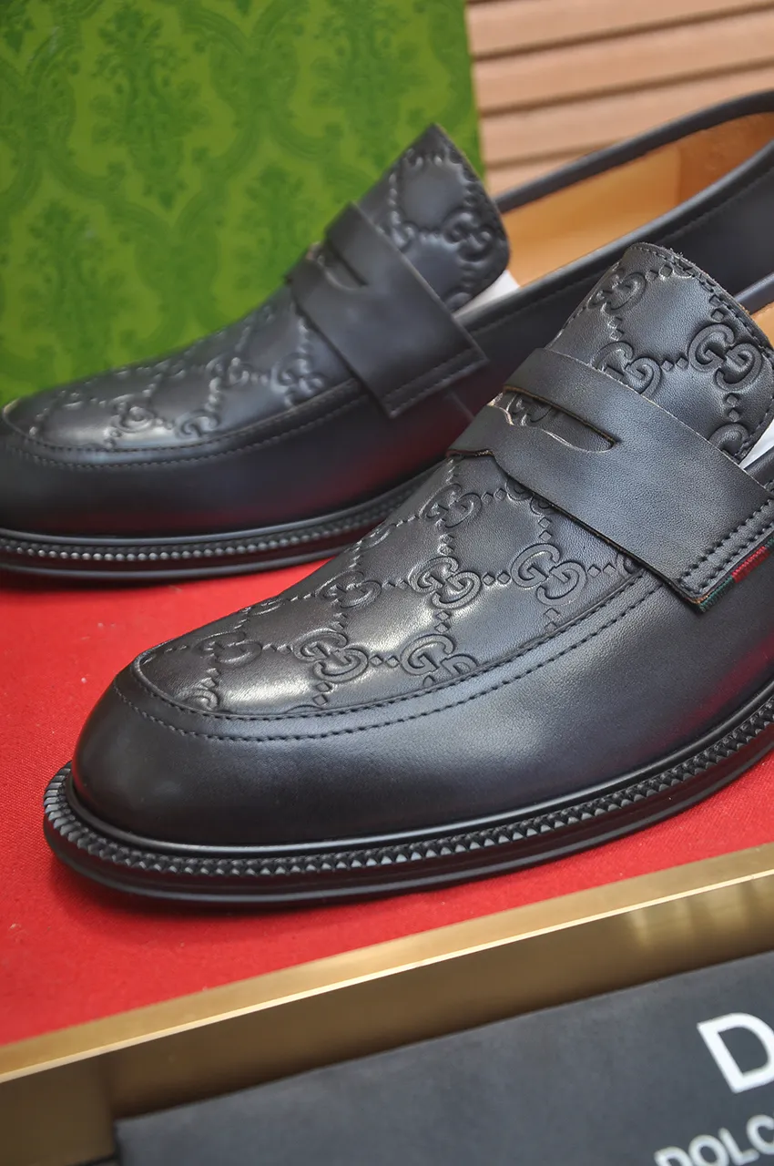 Men's shoes💰500💶Italy's top luxury men's shoe giant (GUCCI) (Gucci) (full cowhide lining) new arrival🍃Original European style🔰 Pleasant to the eye😍In order to make the shoes more durable and non-deformable🌀The production continues to follow traditional methods but there is still no lack of innovation💪Choose original sheepskin for the leather♻️ Smooth and natural And extra bright ⭐Made of imported cowhide, the first choice of rich people 38-45 (45 customized)